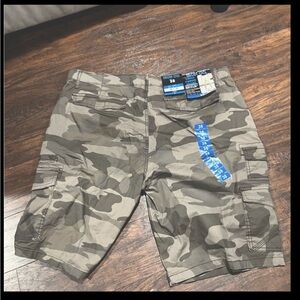 Men’s cargo shorts camo pattern new with Tag size 38 green colorss